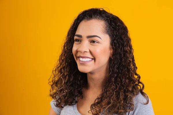 Detailní Záběr Afro Žena Tvář Usmívá Žlutém Pozadí Volným Místem — Stock fotografie
