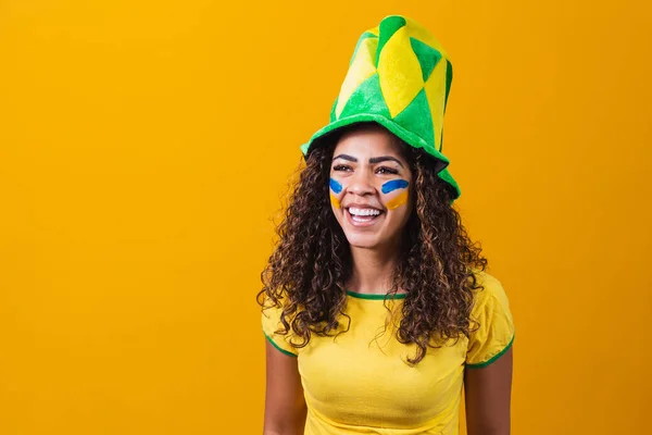 巴西的支持者巴西女球迷在足球或足球比赛中用黄色背景和复制空间庆祝 巴西色彩 — 图库照片