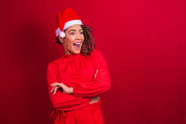 Afro Mulher Vestindo Chapéu Natal Contra Fundo Vermelho Com Braços — Fotografia de Stock