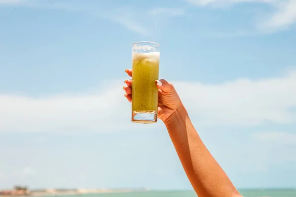 Mãos Mulher Segurando Suco Abacaxi Com Praia Fundo — Fotografia de Stock