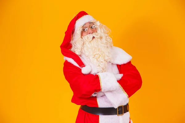 Papai Noel Com Braços Cruzados Fundo Amarelo — Fotografia de Stock
