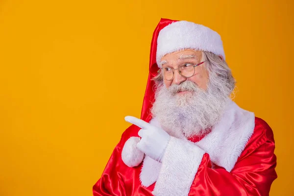 Morsomt Gledelig Skjeggete Julenisseansikt Med Kostyme Med Kamera Som Viser – stockfoto