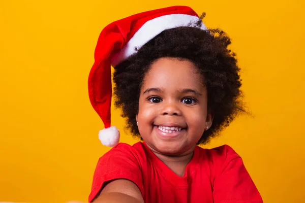 Niña Afro Con Sombrero Santa Claus —  Fotos de Stock