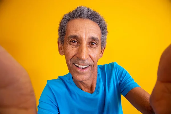 Close Homem Mais Velho Tomando Uma Selfie — Fotografia de Stock