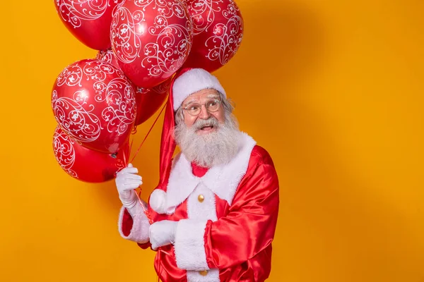 Kerstman Gele Achtergrond Met Rode Ballonnen — Stockfoto