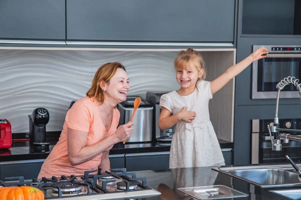 Feliz Dia Mãe Criança Filha Mãe Cozinhar Divertir Cozinha Casa — Fotografia de Stock