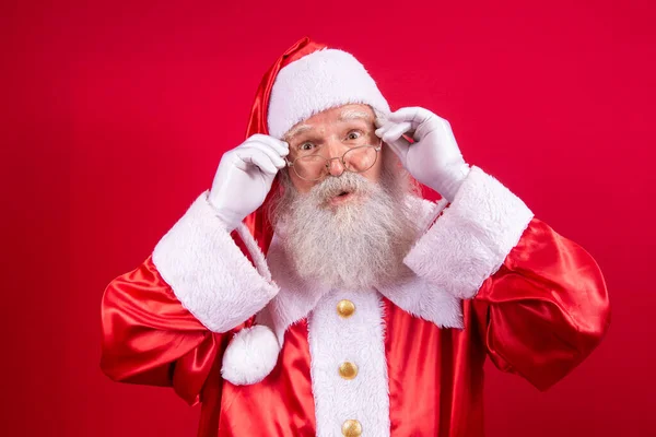 Santa Claus Dívá Kamery Vánoce Blíží Veselé Vánoce Santa Dívá — Stock fotografie