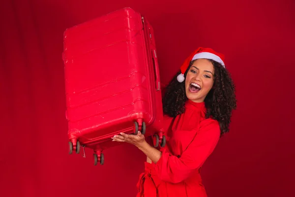 Sonriente Niña Afro Sombrero Navidad Sosteniendo Maleta Roja Aislada Fondo —  Fotos de Stock