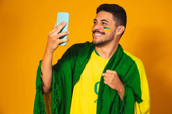 Partidario Brasileño Viendo Partido Brasil Por Teléfono Celular Celebrando Meta — Foto de Stock