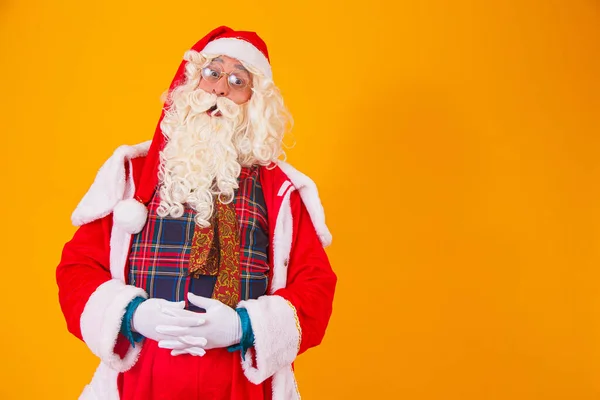 Weihnachtsmann Auf Gelbem Hintergrund Mit Platz Für Text — Stockfoto