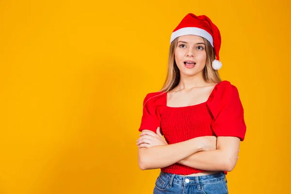 Soyutlanmış Arka Planda Genç Güzel Bir Kadın Noel Şapkası Takıyor — Stok fotoğraf