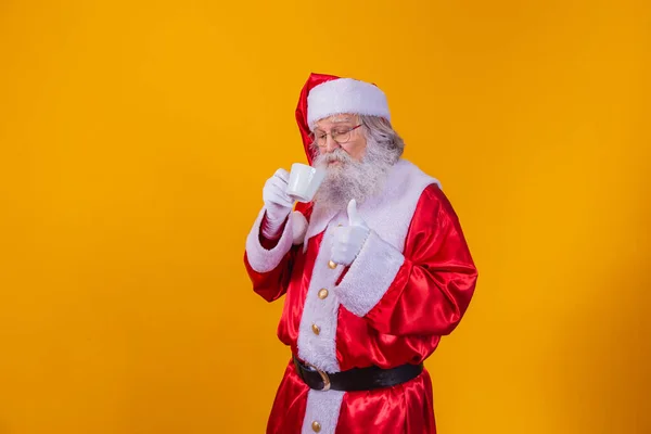 Настоящий Санта Клаус Кофе Желтом Фоне Свободным Местом Текста — стоковое фото