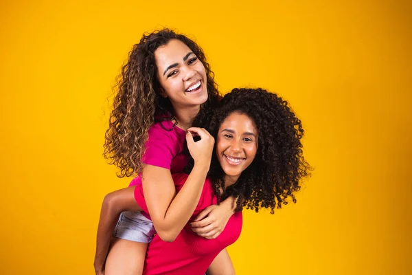 两个美丽的非洲朋友拥抱在一起 是最好的朋友和姐妹的概念 — 图库照片