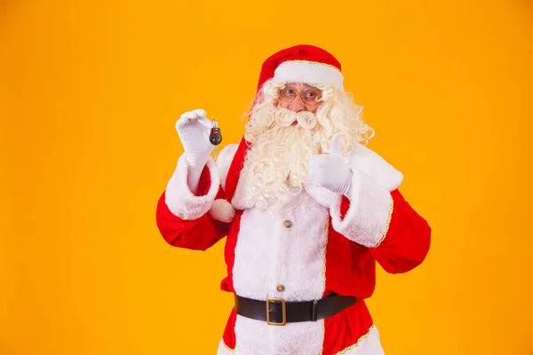 Weihnachtsmann Trägt Autoschlüssel Bei Einer Besonderen Aktion Zum Jahresende — Stockfoto