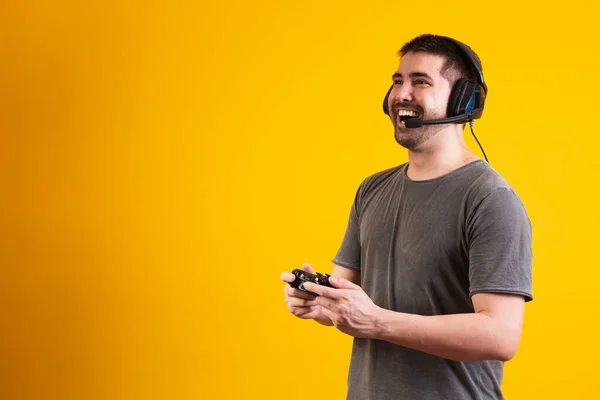 Aufgeregt Schöner Mann Spielt Videospiel — Stockfoto
