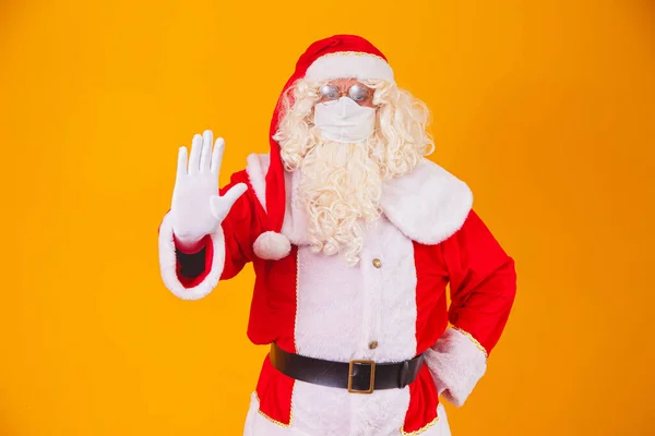 Настоящий Санта Клаус Жёлтом Фоне Защитной Маске Против Covid19 Рождество — стоковое фото