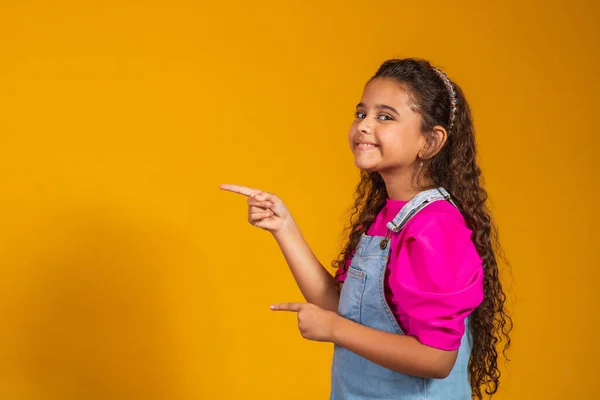 Menina Mista Bonita Positiva Fundo Amarelo Com Sorriso Radiante Apontando — Fotografia de Stock