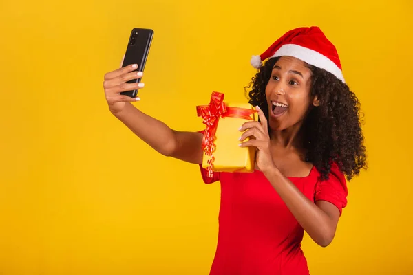 Mulher Com Chapéu Papai Noel Tirar Selfie Com Caixa Presente — Fotografia de Stock