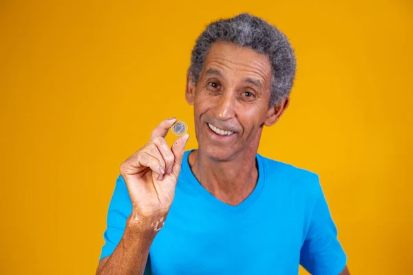 Älterer Mann Mit Einer Brasilianischen Real Münze Der Hand — Stockfoto