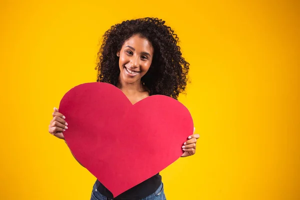Atraente Afro Jovem Mostrando Coração Vermelho Fundo Amarelo — Fotografia de Stock