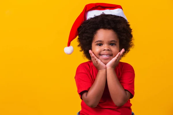 Roztomilé Malé Afro Dívka Červeném Tričku Santa Klobouk Oblečený Vánoce — Stock fotografie