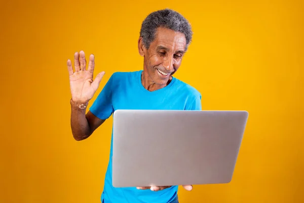 Oudere Man Met Laptop Videoconferentie — Stockfoto