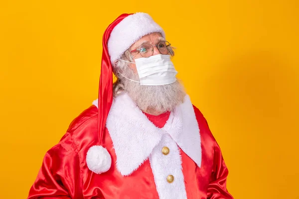 Skutečný Santa Claus Žlutým Pozadím Ochrannou Maskou Brýlemi Kloboukem Vánoce — Stock fotografie