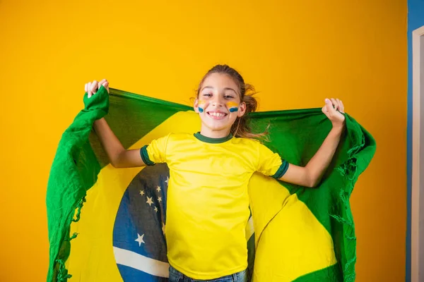 Amante Del Fútbol Equipo Brasil Hermosa Niña Animando Equipo Sobre —  Fotos de Stock