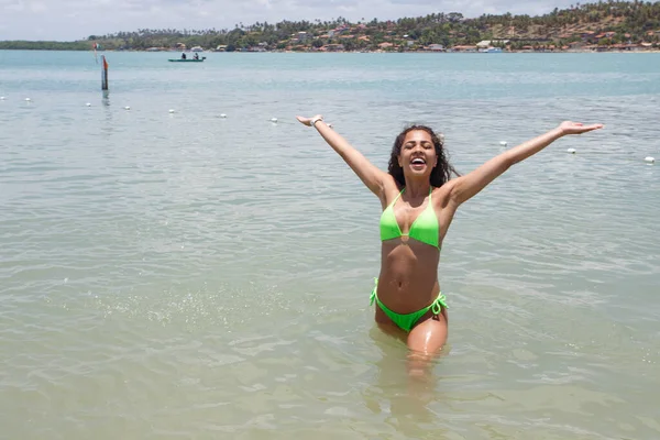 Hermosa Mujer Latinoamericana Bikini Playa Mujer Joven Disfrutando Sus Vacaciones — Foto de Stock