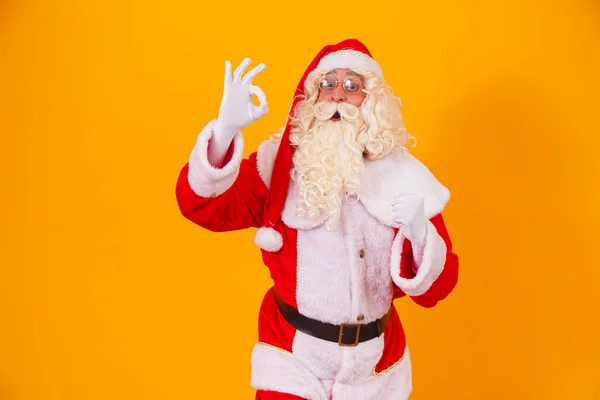 Der Weihnachtsmann Mit Einer Hand Die Ein Zeichen Macht Und — Stockfoto