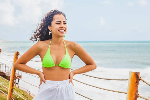 Nero Afro Giovane Ragazza Carina Capelli Ricci Bikini Spiaggia Vacanza — Foto Stock