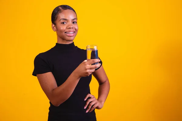 Mujer Afro Joven Bebiendo Agua Fondo Amarillo Chica Joven Con —  Fotos de Stock