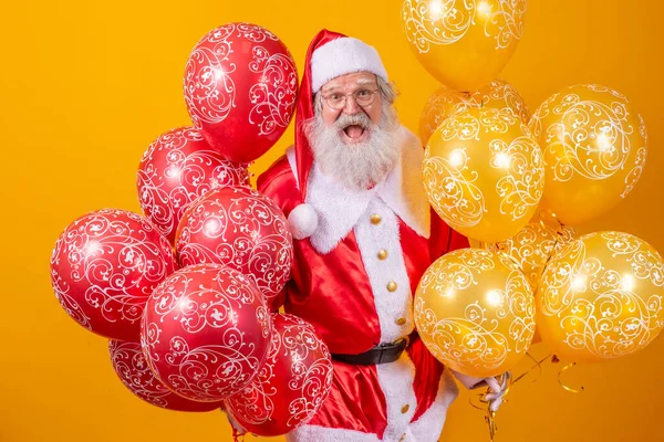 Kerstman Met Een Aantal Ballonnen Achtergrond — Stockfoto