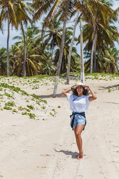 Schöne Frau Urlaub Genießt Draußen Strand Mit Den Füßen Sand — Stockfoto