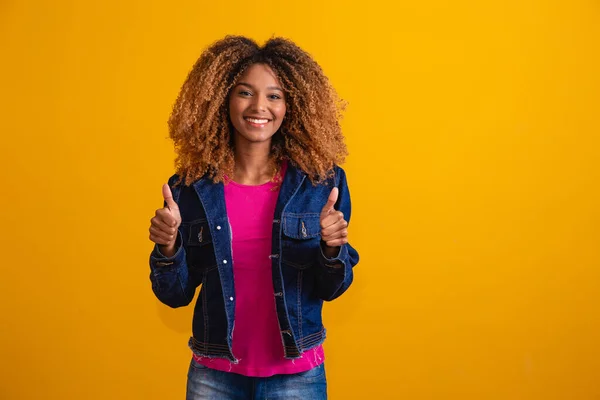 Młoda Afro Kobieta Kciukiem Góry Pozytywny Znak — Zdjęcie stockowe