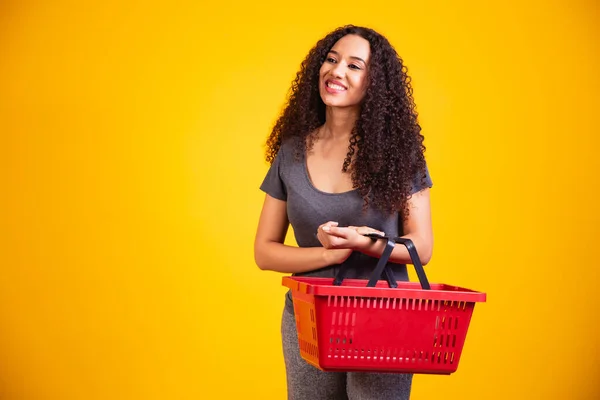 Lächelnde Afrofrau Mit Leerem Einkaufskorb Und Lächelndem Blick Die Kamera — Stockfoto