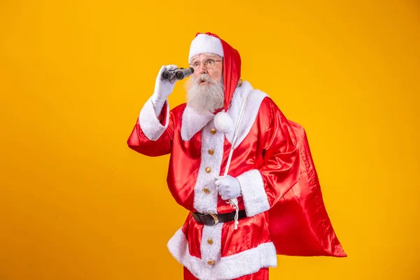 Studio Záběr Santa Claus Při Pohledu Dalekohledem Izolované Žlutém Pozadí — Stock fotografie