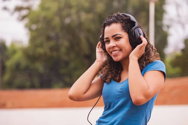 Mujer Afro Feliz Escuchando Música Sus Auriculares — Foto de Stock
