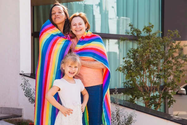 Посміхаючись Лесбійській Парі Своєю Прийомною Донькою Гей Сім Lgbt Прапором — стокове фото