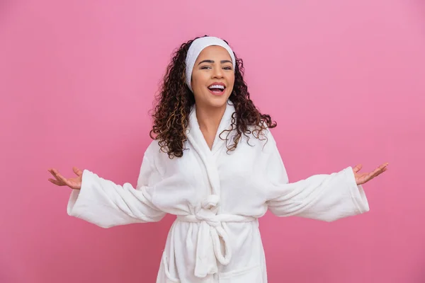 白いバスローブを着た美しいアフロの女の子テキストのためのスペースとピンクの背景にサッシ 健康とケアの概念 — ストック写真