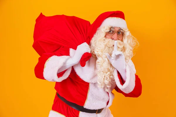 Święty Mikołaj Żółtym Tle Trzyma Torbę Prezentami Plecami Święty Mikołaj — Zdjęcie stockowe