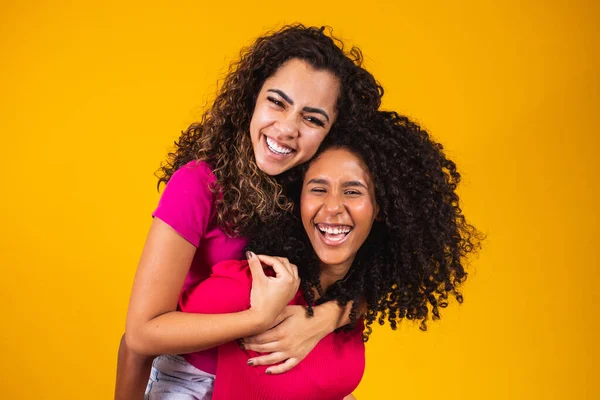 两个美丽的非洲朋友拥抱在一起 是最好的朋友和姐妹的概念 — 图库照片