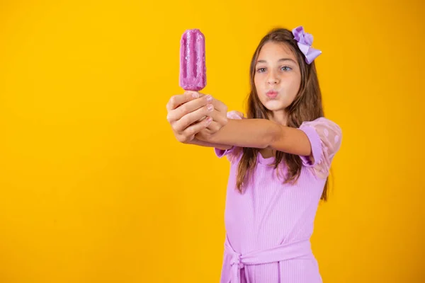Little Girl Eating Colorful Frozen Popsicle Summer Girl Holding Popsicle — Stock Photo, Image