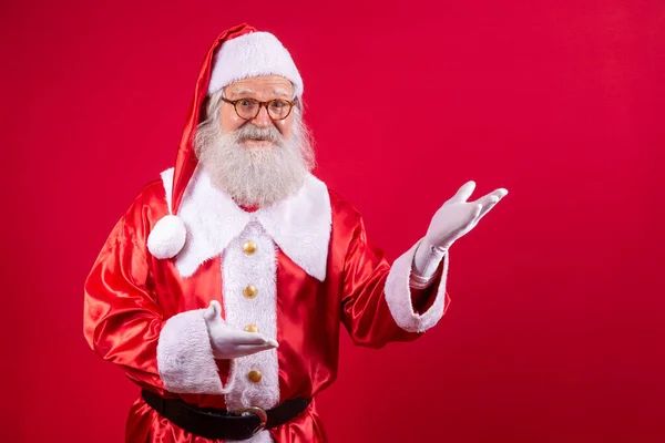 Julenissen Pekende Til Side Reklamering Juleforfremmelse Julerabatt Reklame Isolert Rød – stockfoto
