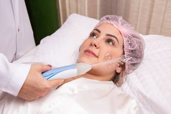 Darsonval Cosmetology 과정을 전문적 피부과 하드웨어 환자용 원발성 여드름 — 스톡 사진