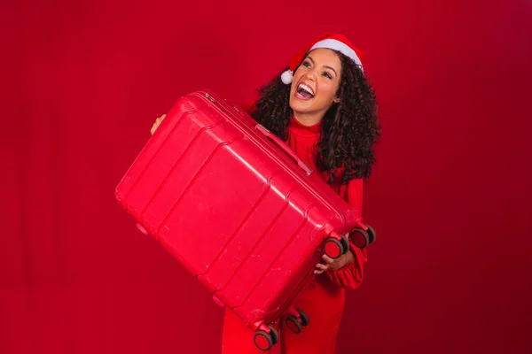 Sorrindo Jovem Afro Menina Chapéu Natal Segurando Mala Vermelha Isolada — Fotografia de Stock