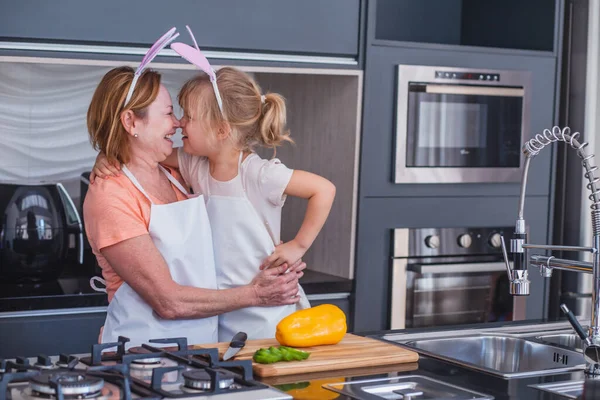 Menina Com Sua Mãe Cozinhar Para Páscoa — Fotografia de Stock