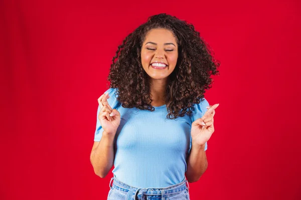 Kazanmak Zorundayım Neşeli Genç Esmer Kadın Dişlerini Sıkar Parmaklarını Çapraz — Stok fotoğraf