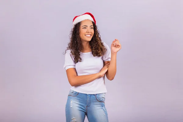 Мбаппе Веселая Девушка Шляпе Санта Клауса Указывают Свободное Место Текста — стоковое фото