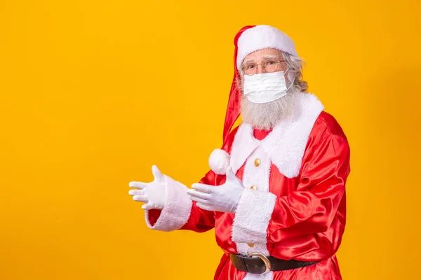 Real Santa Claus Med Gul Bakgrund Bär Skyddande Mask Glasögon — Stockfoto